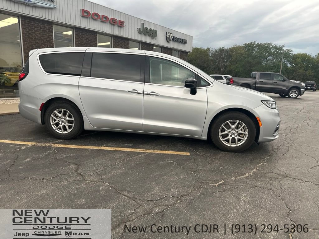 Used 2024 Chrysler Pacifica Touring-L FWD image 3
