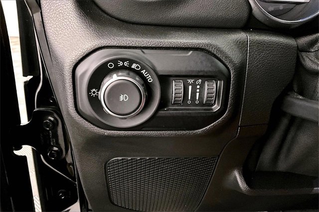 Used 2020 Jeep Wrangler Unlimited Sahara image 32