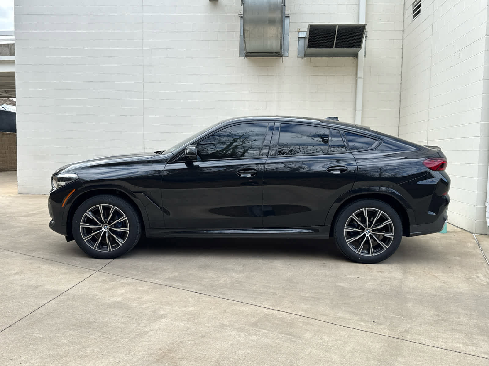 Certified 2022 BMW X6 xDrive40i w/ M Sport Package AWD/4WD image 5