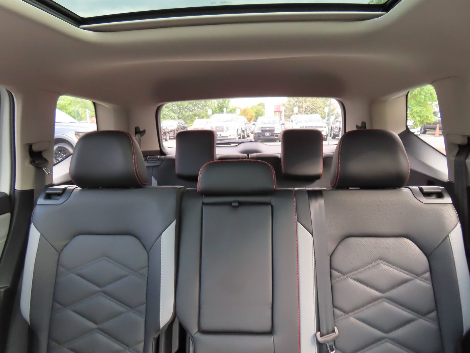 Used 2025 Volkswagen Atlas Peak Edition SE AWD/4WD image 37