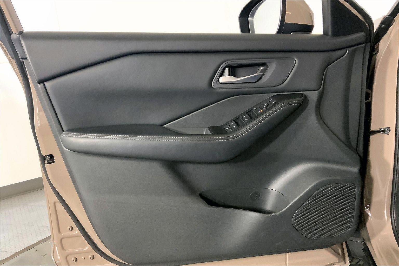 Used 2025 Nissan Rogue SV image 24