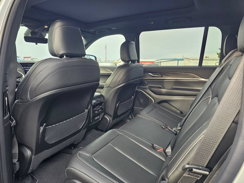 New 2025 Jeep Grand Cherokee L Limited w/ Black Appearance Package AWD/4WD image 12