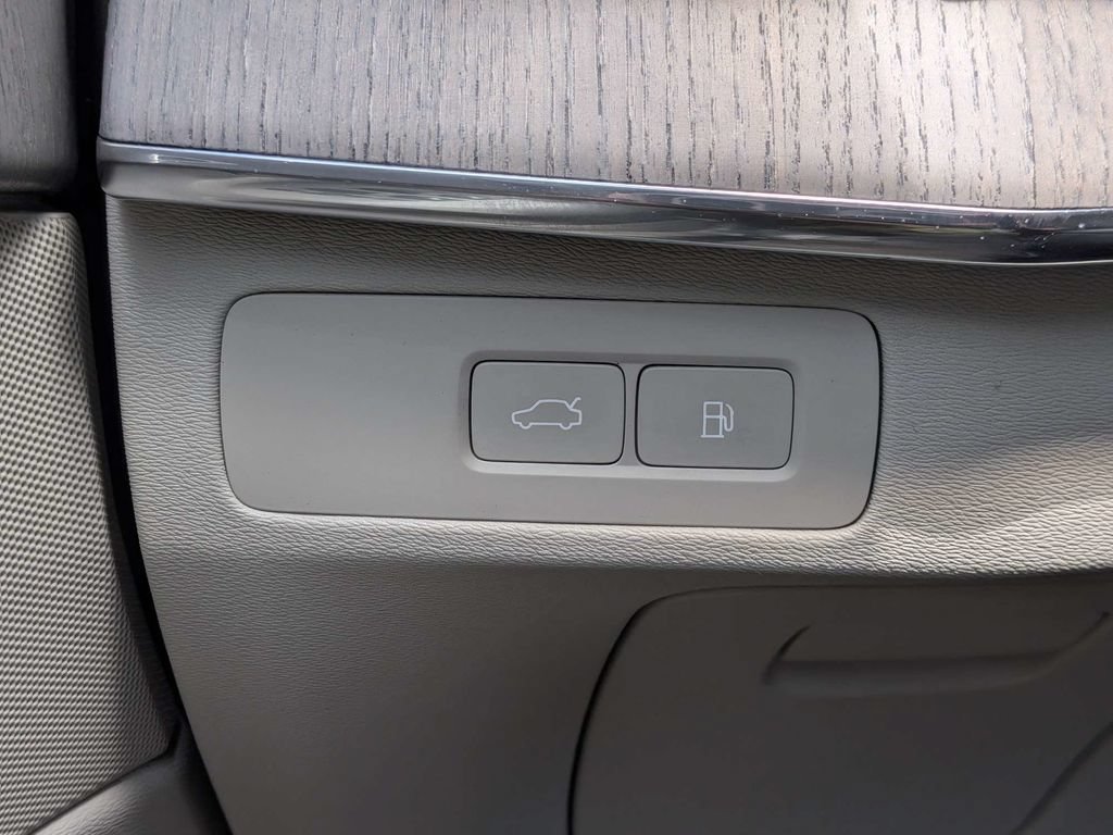 Used 2025 Volvo XC90 T8 Plus w/ Protection Package Premier AWD/4WD image 35