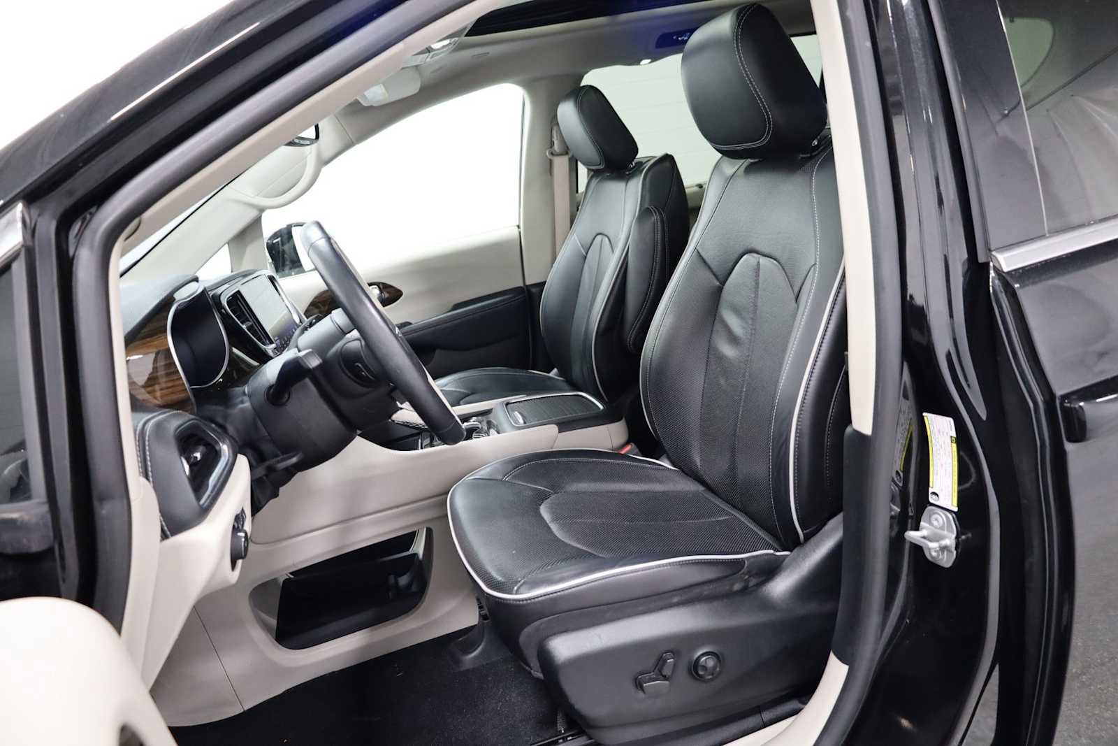 Used 2021 Chrysler Pacifica Limited AWD/4WD image 5