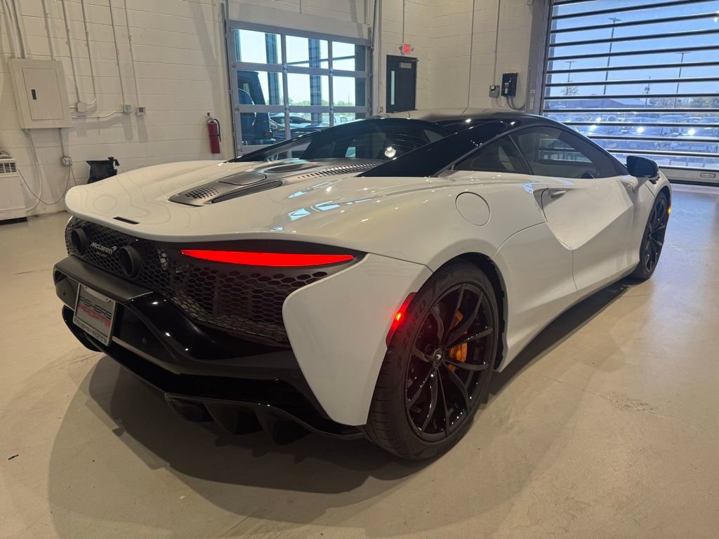 Used 2023 McLaren Artura RWD image 7