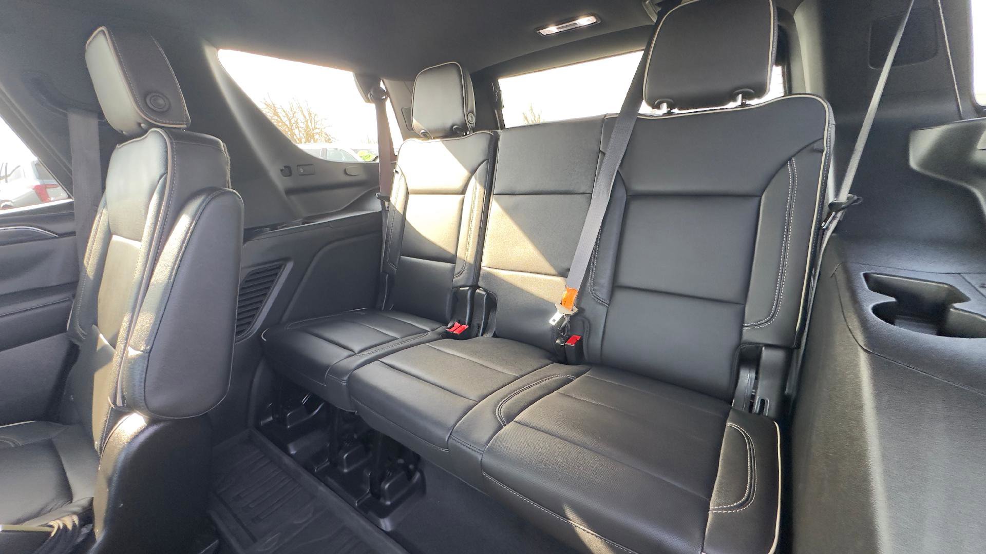 Used 2024 GMC Yukon SLT w/ SLT Luxury Package image 9