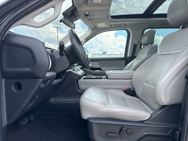 Used 2025 Ford Expedition Active AWD/4WD image 2