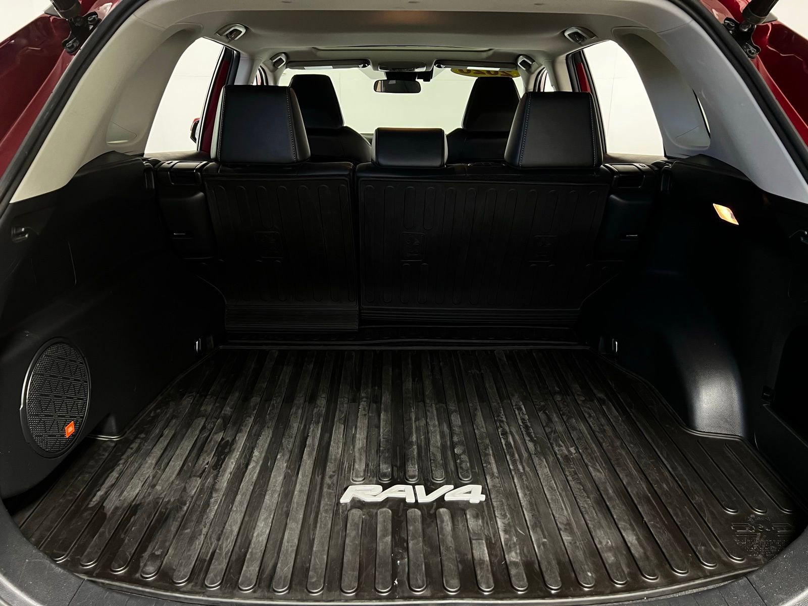 Used 2020 Toyota RAV4 XLE Premium image 28