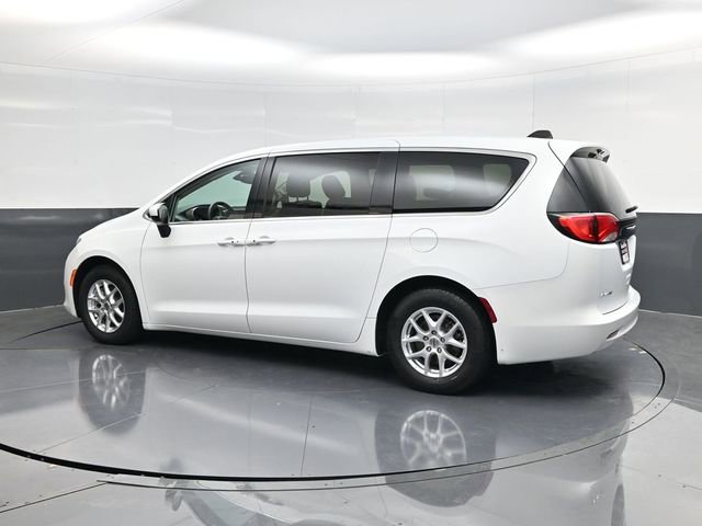 Used 2023 Chrysler Voyager LX image 5