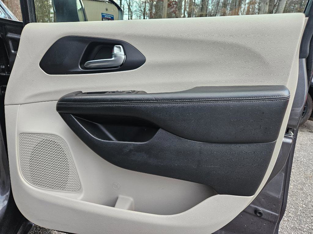 Used 2020 Chrysler Pacifica Limited image 38