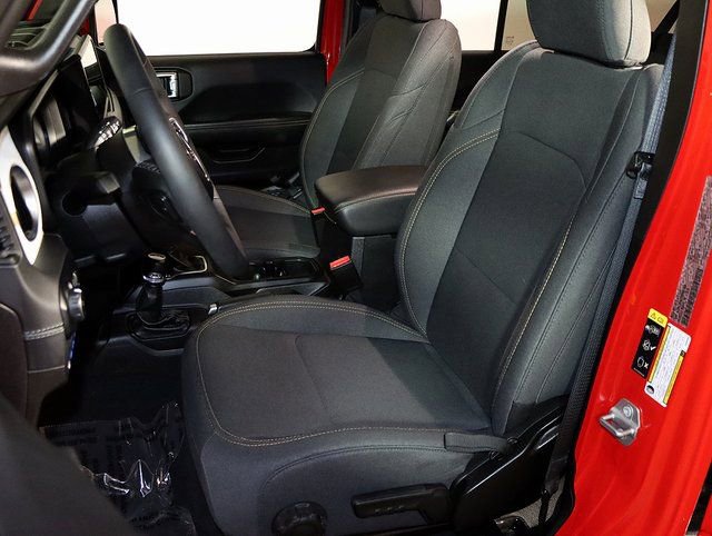 Used 2025 Jeep Wrangler Unlimited Sahara AWD/4WD image 4
