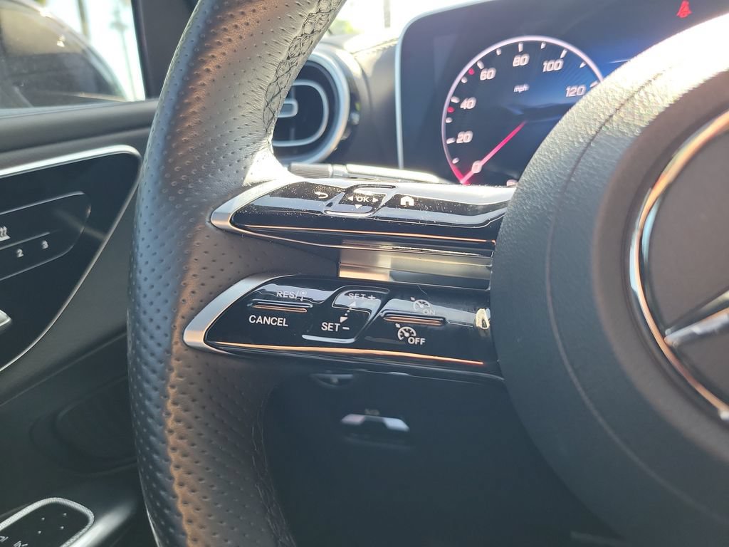 Used 2025 Mercedes-Benz GLC 300 4MATIC image 23