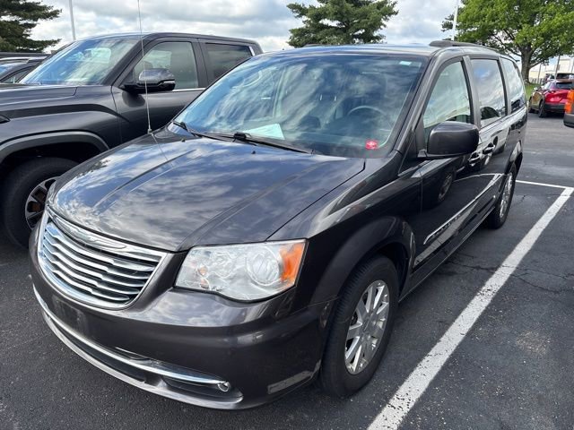 Used 2015 Chrysler Town & Country Touring FWD image 3