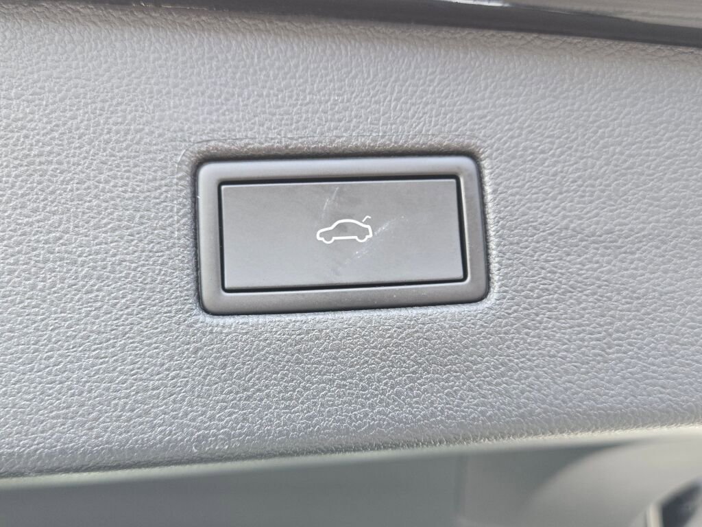 Used 2024 Volkswagen Tiguan Wolfsburg Edition image 19