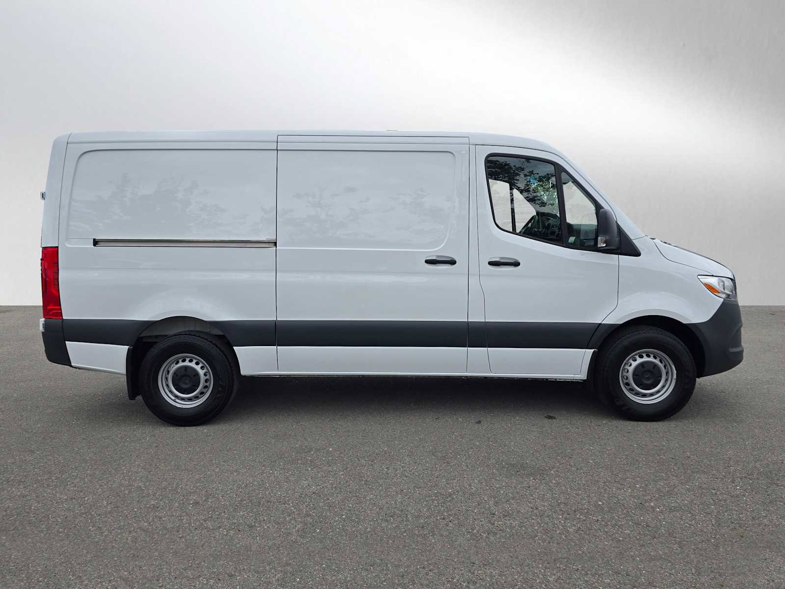 Used 2025 Mercedes-Benz Sprinter 2500 image 2