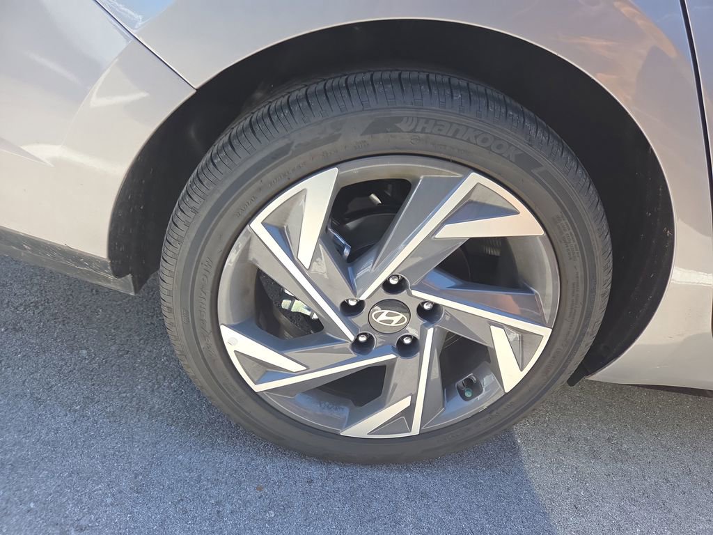 Used 2025 Hyundai Elantra Limited FWD image 4
