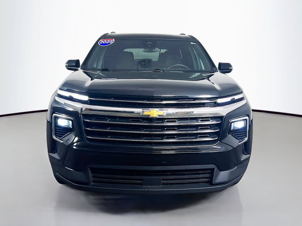 Used 2025 Chevrolet Traverse LT FWD image 2