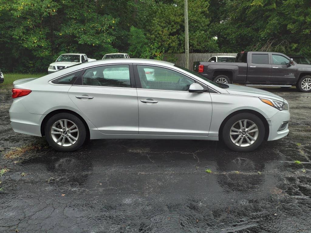 Used 2016 Hyundai Sonata SE FWD image 2