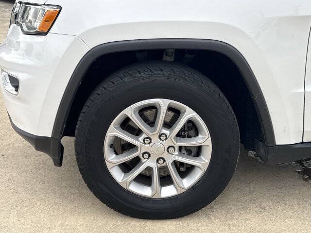 Used 2021 Jeep Grand Cherokee Laredo AWD/4WD image 34