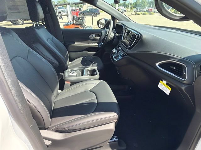 New 2027 Chrysler Pacifica Select FWD image 27