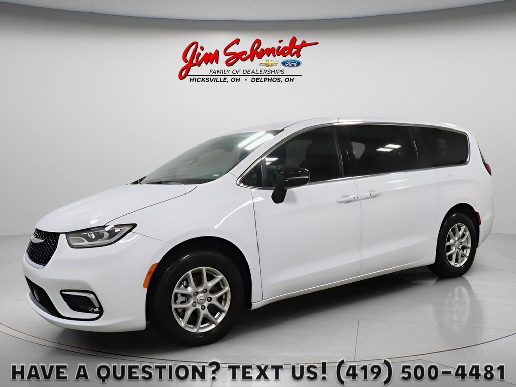 Used 2026 Chrysler Pacifica Select FWD image 1
