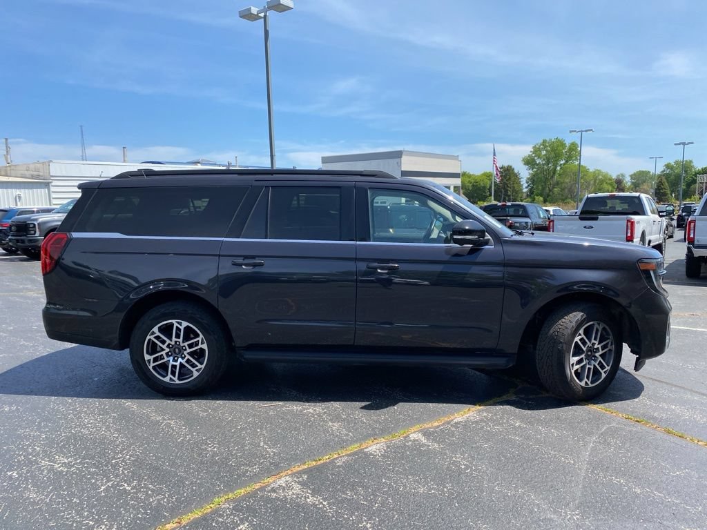 Used 2025 Ford Expedition Max Active AWD/4WD image 3