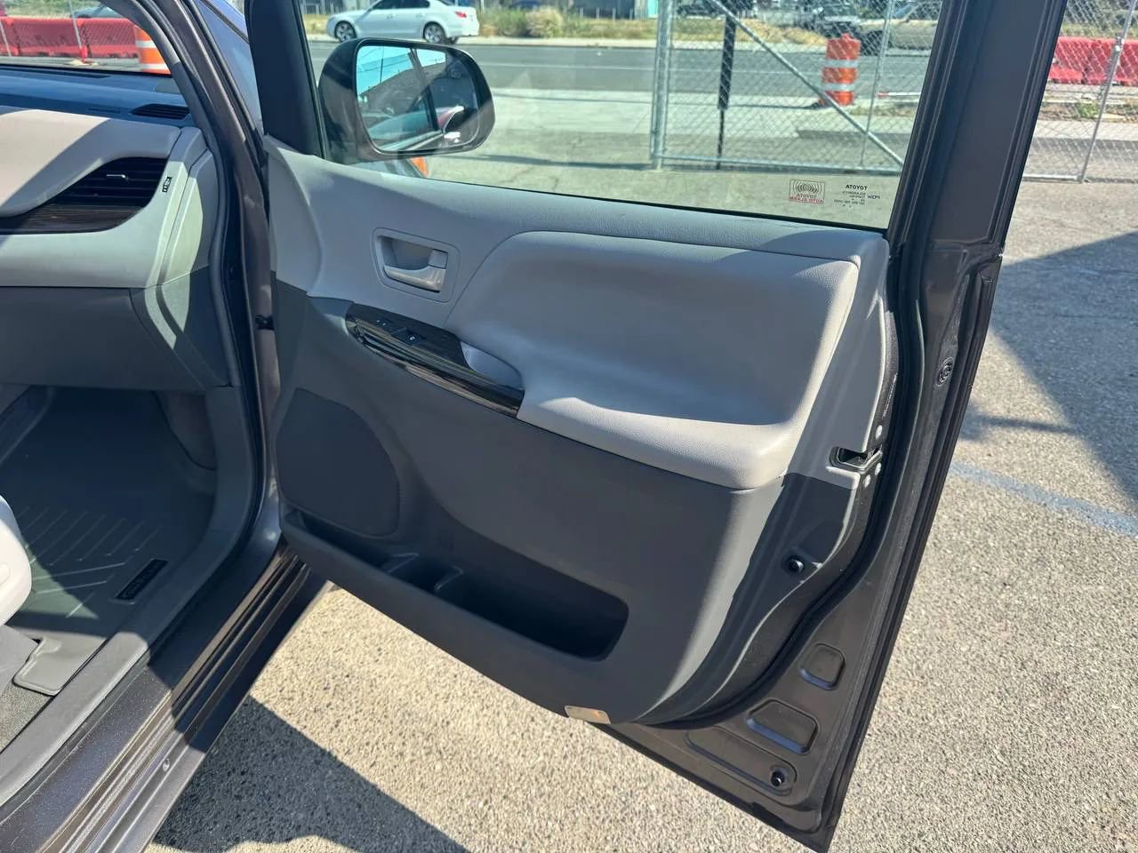 Used 2015 Toyota Sienna XLE image 23