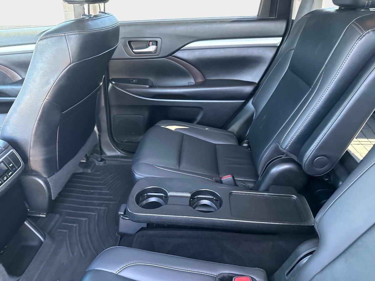 Used 2019 Toyota Highlander XLE FWD image 13
