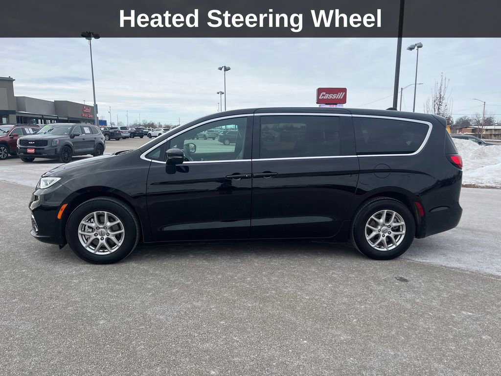 Used 2025 Chrysler Pacifica Select image 2