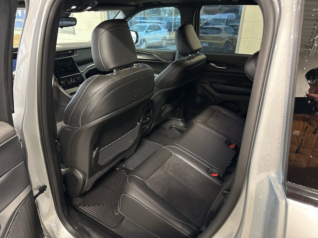 Used 2024 Jeep Grand Cherokee Altitude image 8