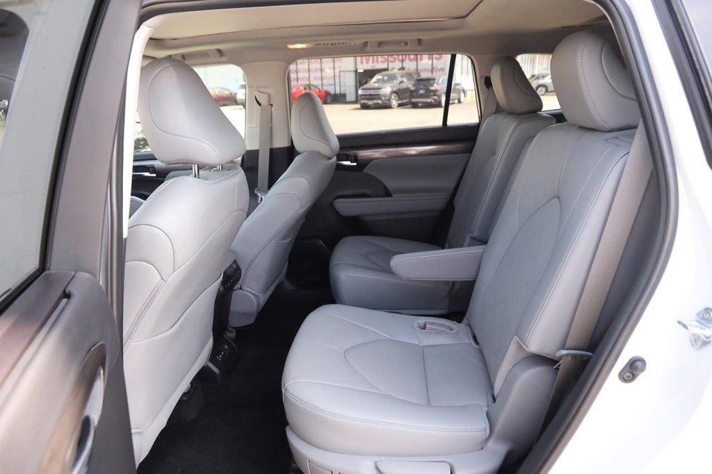 Used 2024 Toyota Highlander Platinum FWD image 13