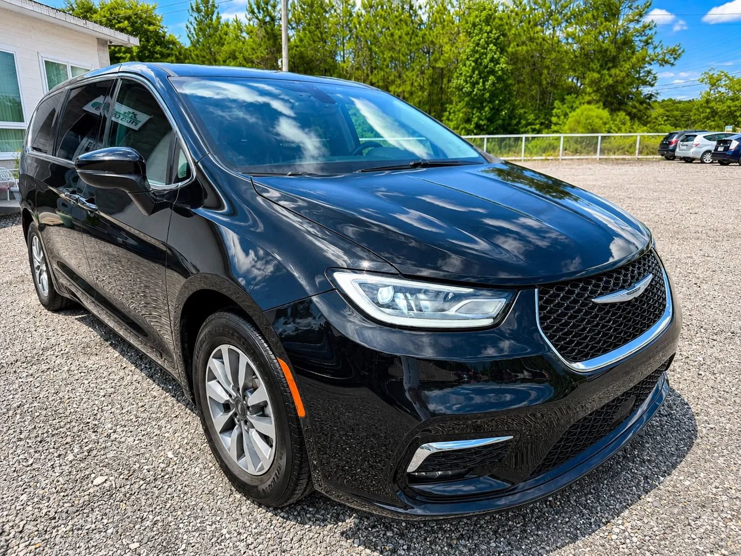 Used 2023 Chrysler Pacifica Touring-L FWD image 2
