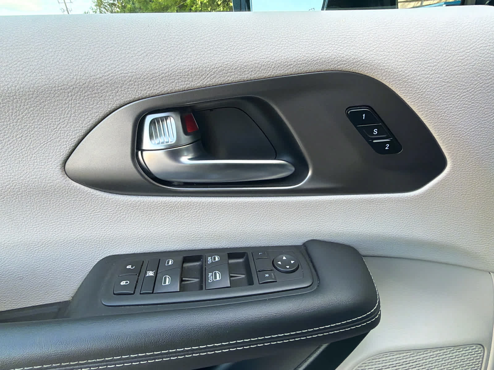 Used 2024 Chrysler Pacifica Touring-L FWD image 18