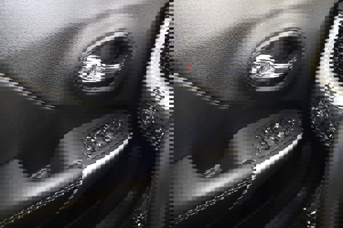 Used 2018 Jeep Cherokee Latitude Plus w/ Cold Weather Group FWD image 27