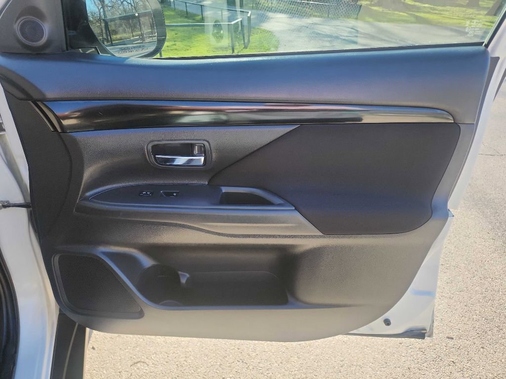 Used 2019 Mitsubishi Outlander ES image 30