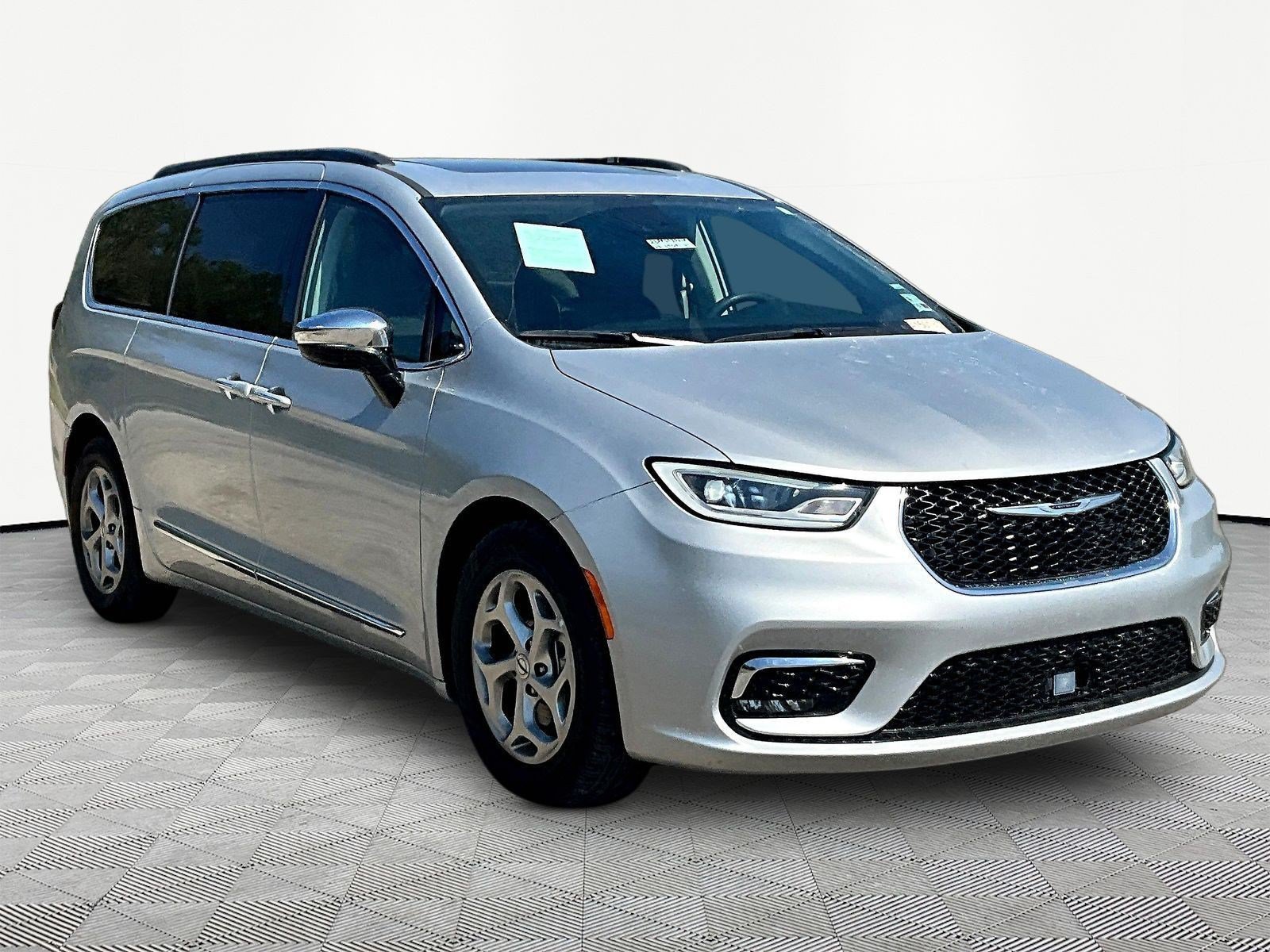 Used 2023 Chrysler Pacifica Limited FWD image 11