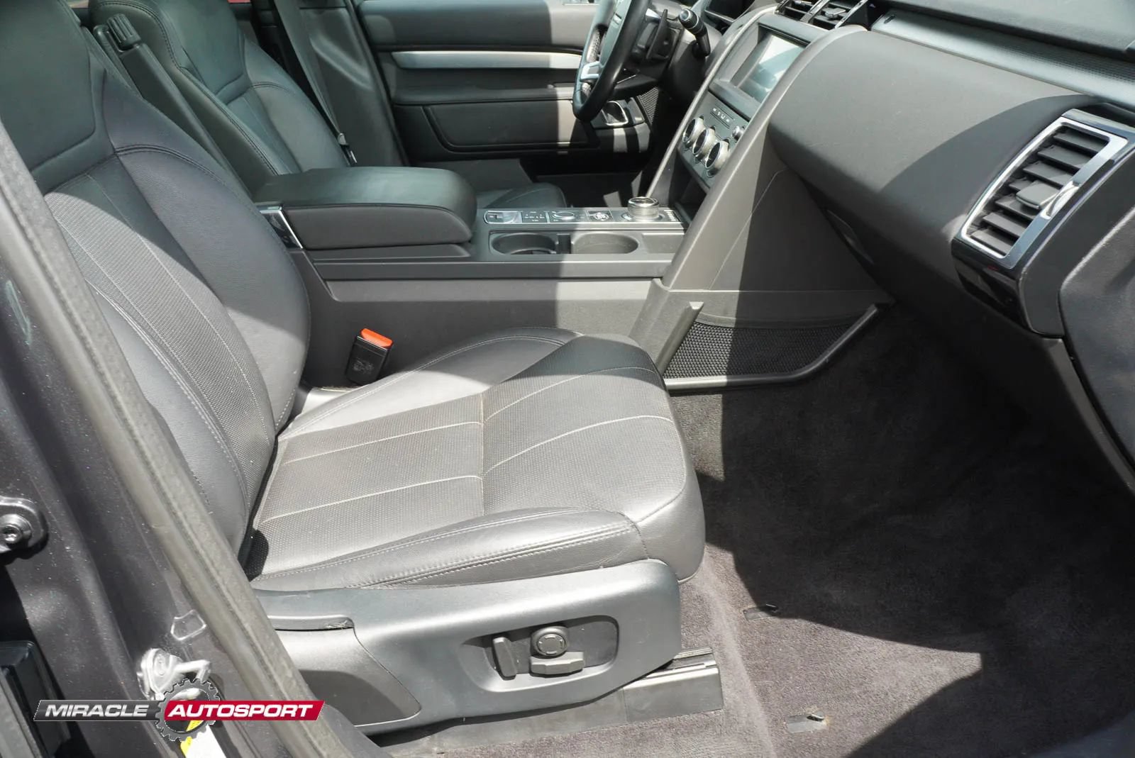 Used 2020 Land Rover Discovery Landmark AWD/4WD image 32