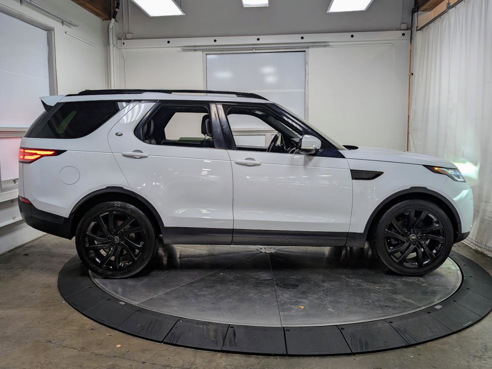 Used 2017 Land Rover Discovery HSE image 10
