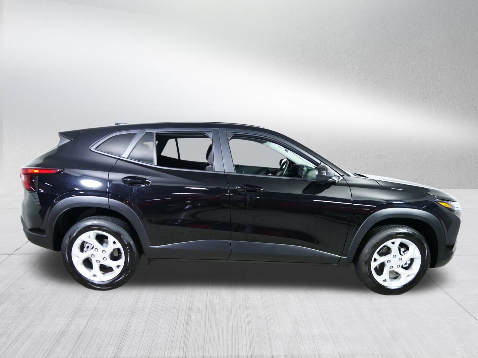 Used 2025 Chevrolet Trax LS w/ LS Convenience Package FWD image 8