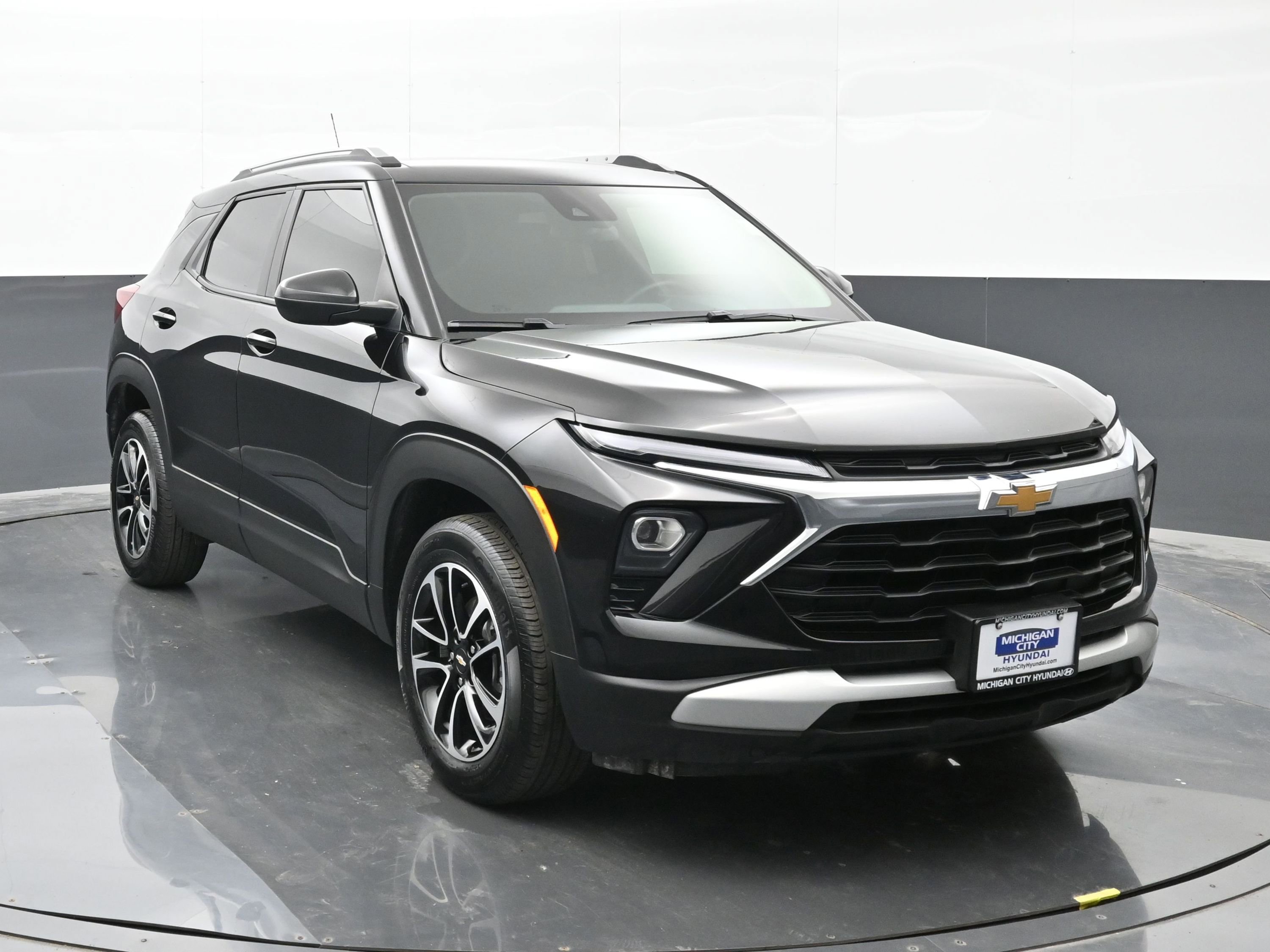 Used 2024 Chevrolet TrailBlazer LT w/ LT Cold Weather Package image 2