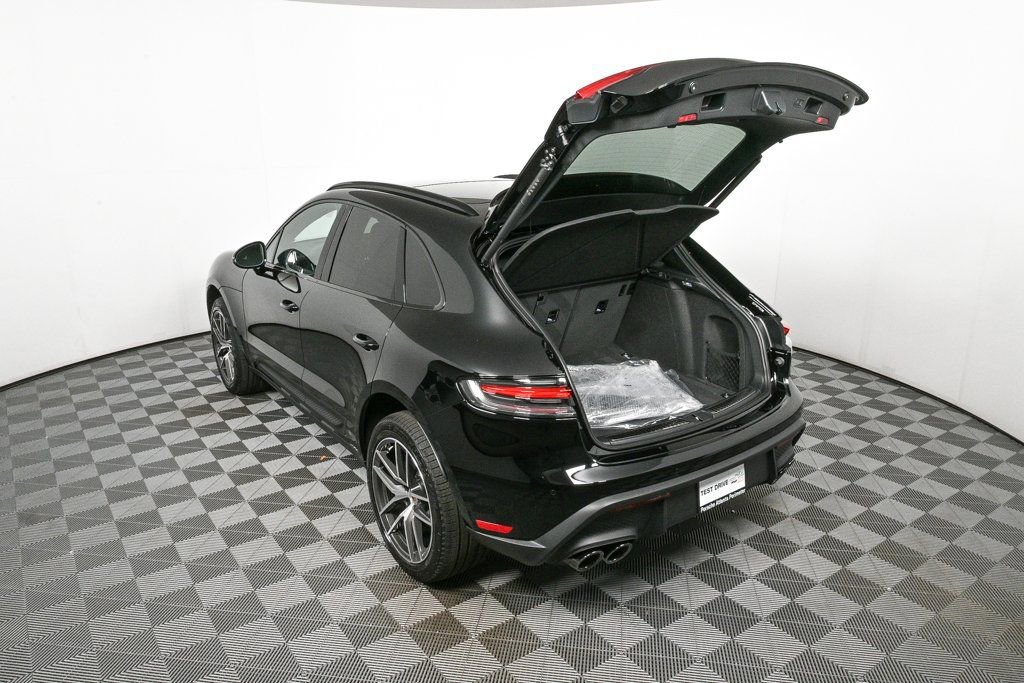 Certified 2026 Porsche Macan AWD/4WD image 33