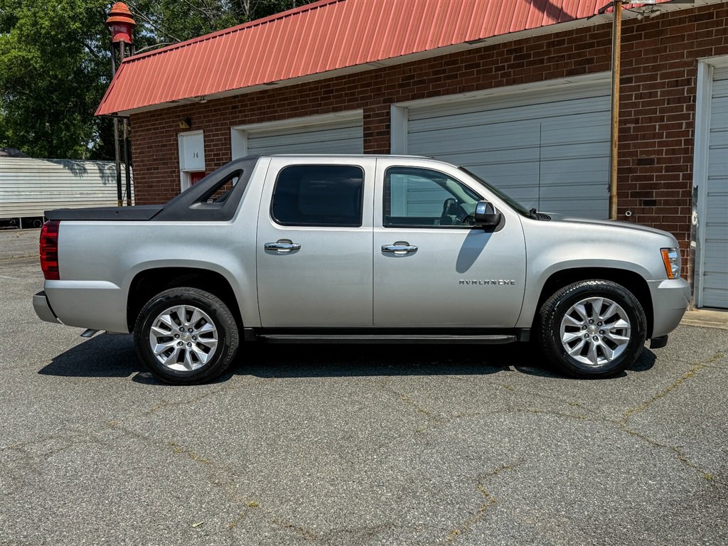 Used 2010 Chevrolet Avalanche LT w/ Luxury Package RWD image 29
