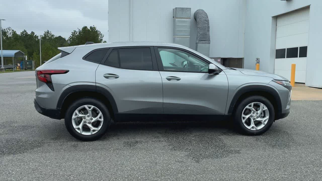 New 2026 Chevrolet Trax LS w/ LS Convenience Package FWD image 9