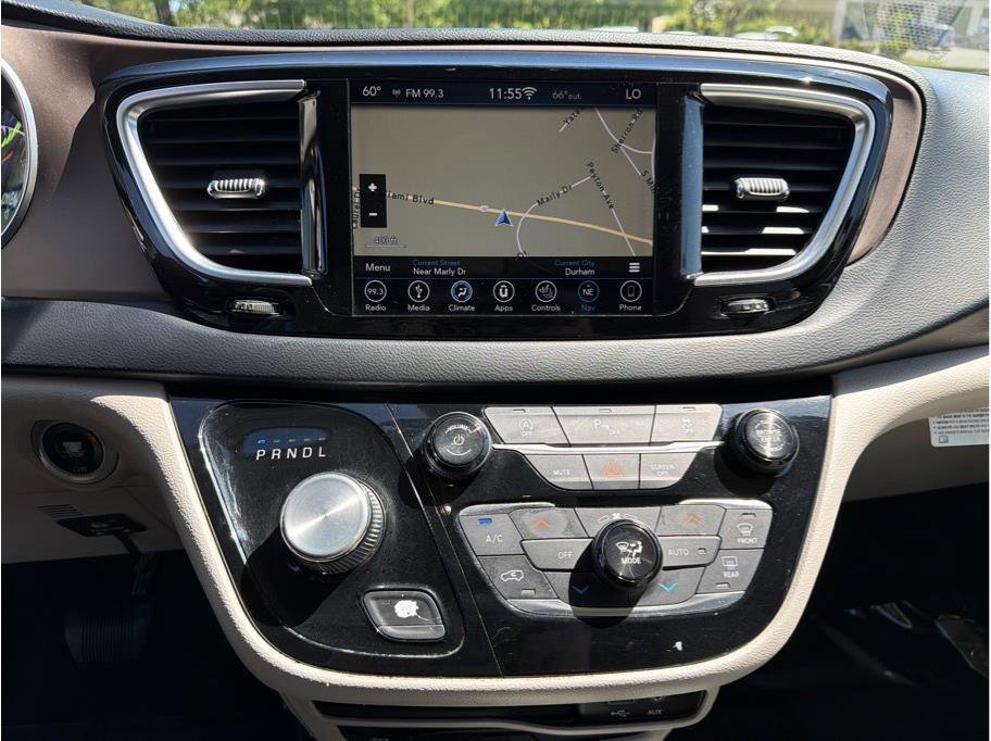 Used 2018 Chrysler Pacifica Touring-L Plus FWD image 18