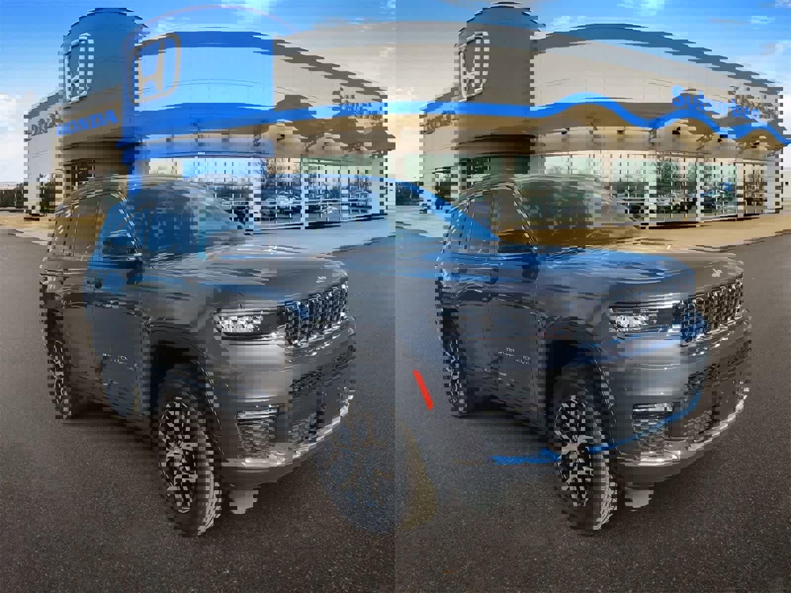 Used 2024 Jeep Grand Cherokee L Limited w/ Luxury Tech Group II image 2