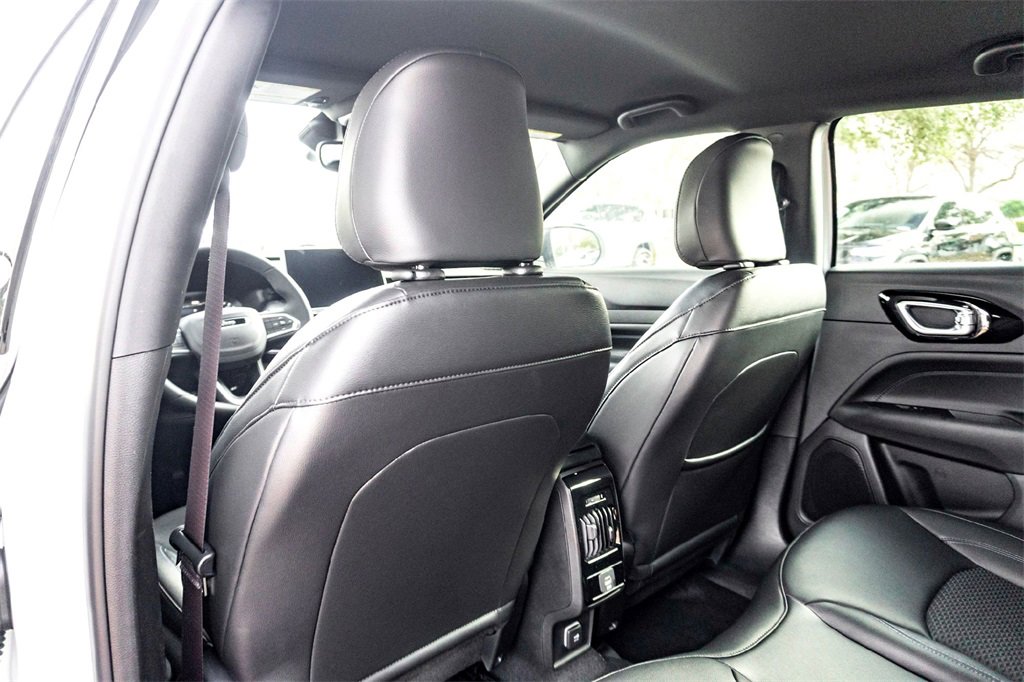 New 2026 Jeep Compass Latitude image 19