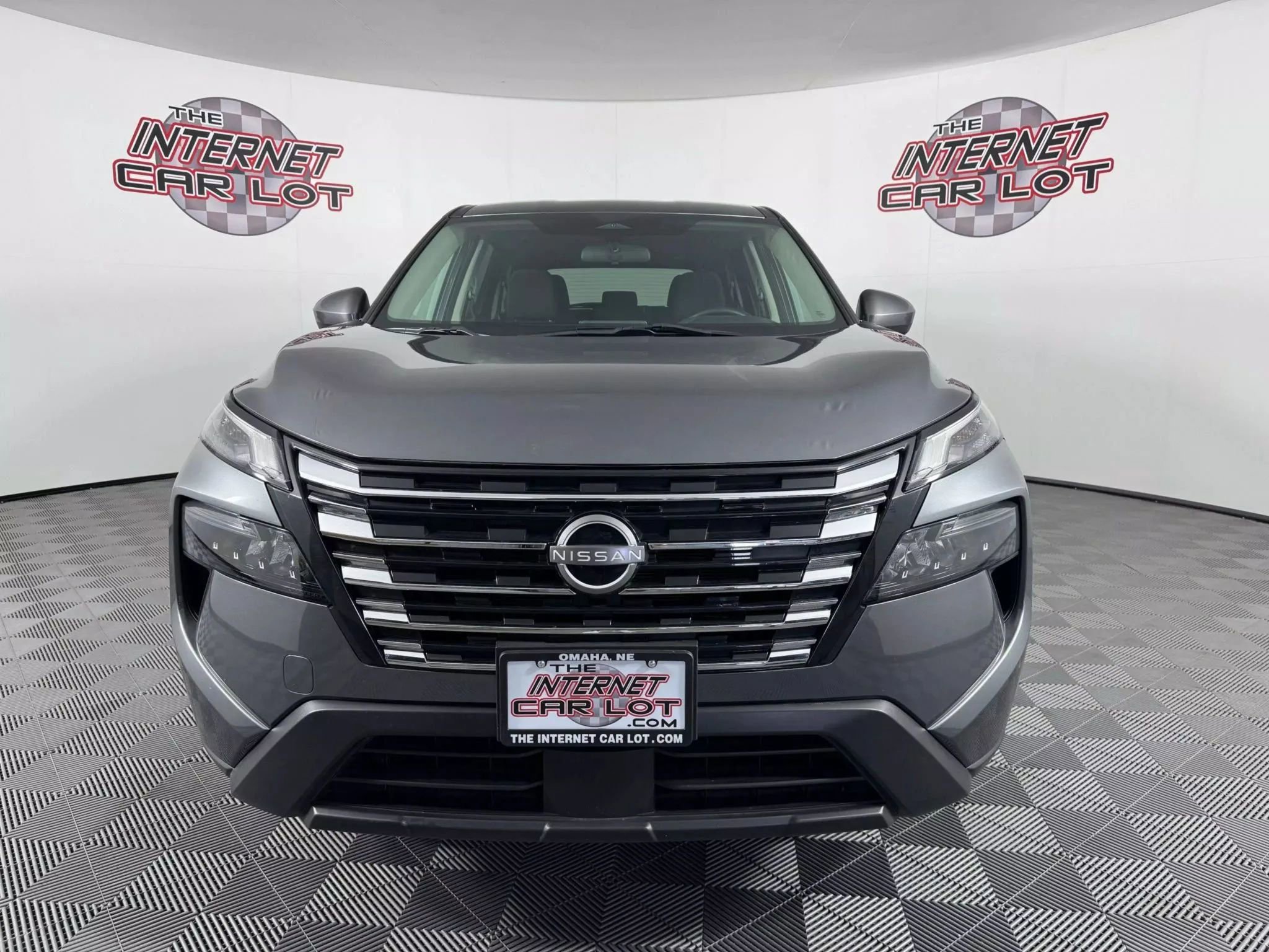 Used 2024 Nissan Rogue SV image 2