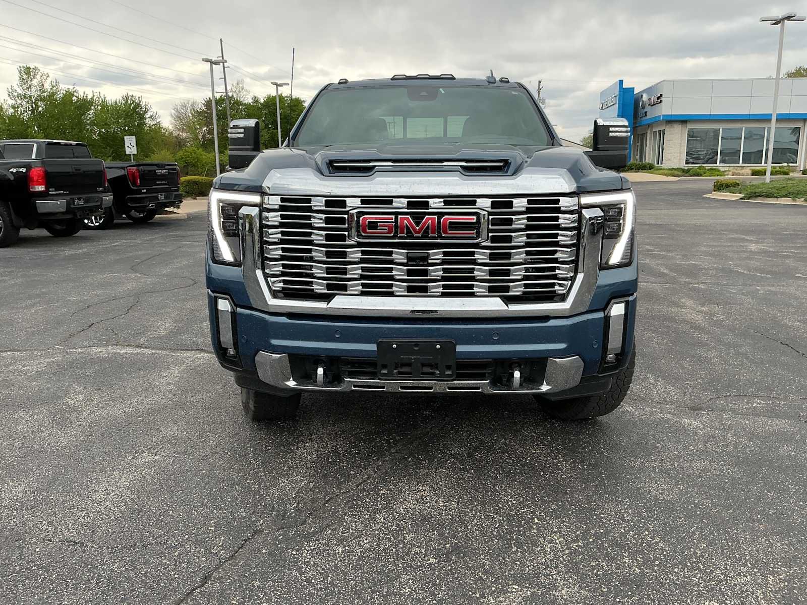 Used 2025 GMC Sierra 2500 Denali w/ Denali Reserve Package AWD/4WD image 2