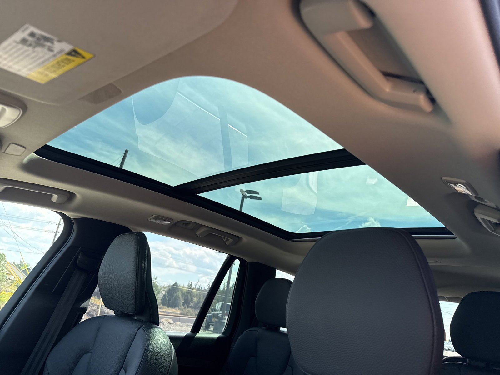 Used 2025 Volvo XC90 T8 Plus w/ Protection Package Premier image 31