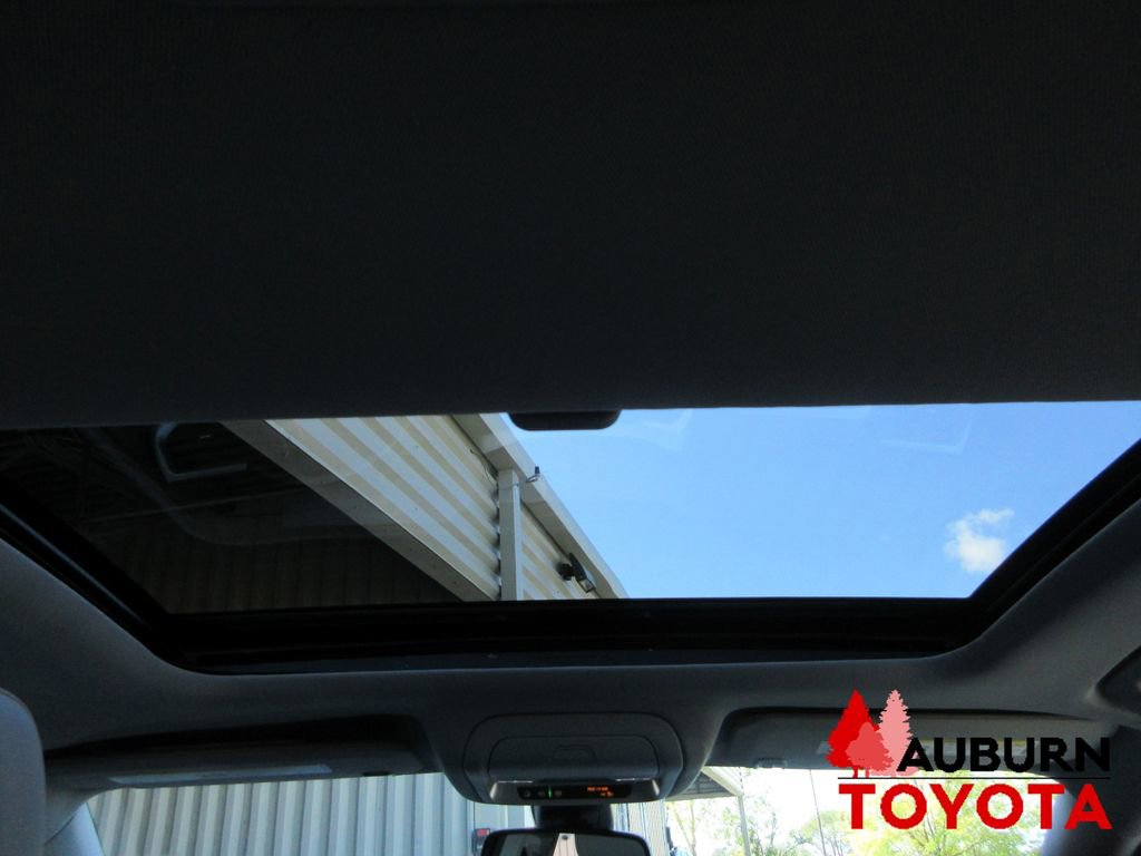 Used 2023 GMC Acadia SLT w/ Technology Package image 33